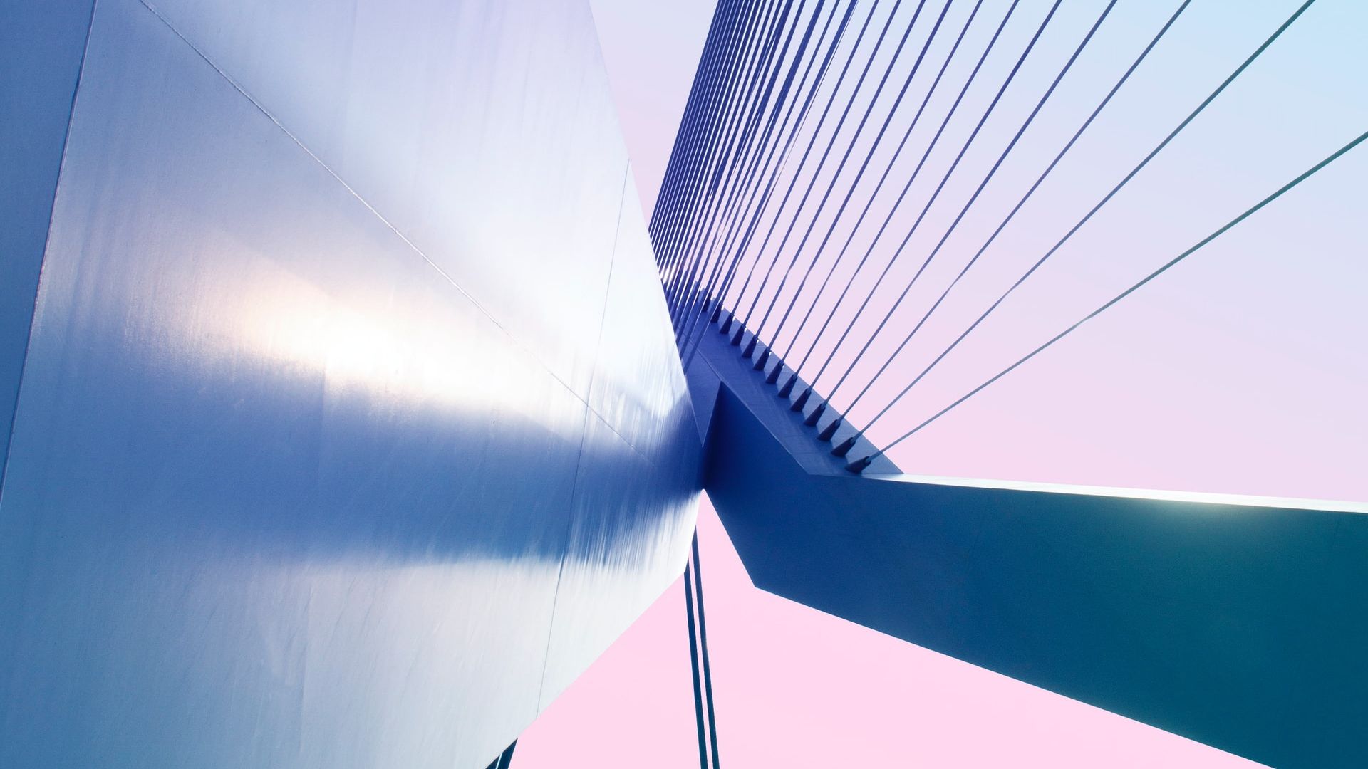 Moderne Brücke aus spannender Perspektive